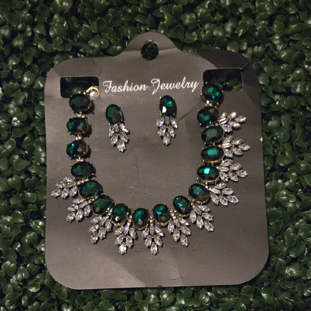 Emerald Green and Silver Necklace and Earring Set